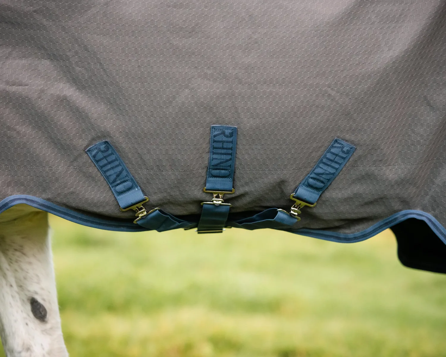 Outlet HORSEWARE ® Ireland Rhino® Plus HexStop Vari-Layer® 250 Gram Medium-Weight Turnout Blanket Grey/Indigo/Navy